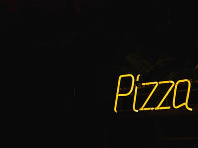 打开黄色披萨的霓虹灯标牌

